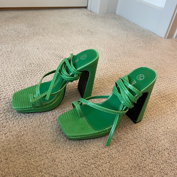 NEVER WORN Nasty Gal Green Crocked 4" Leg Tie High Heels - Picture 5 of 8